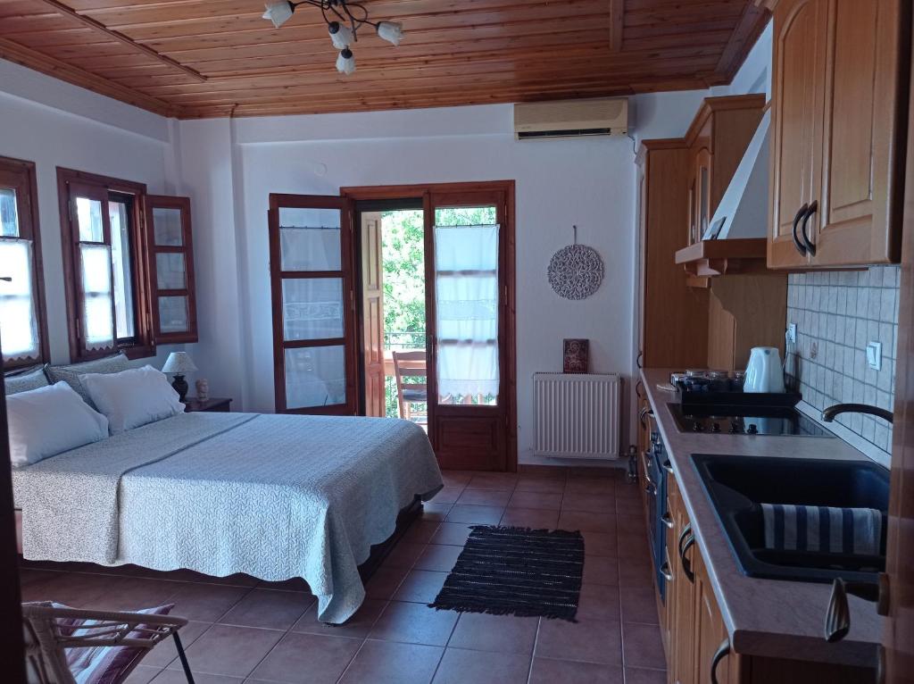 una cucina con un letto e un lavandino in una stanza di Euphoria Living Holiday Home a Pouríon