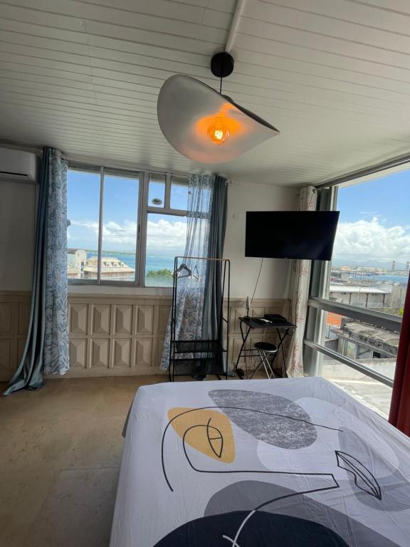Rúm í herbergi á PENTHOUSE SEASIDE 10 MIN port, croisière et aéroport