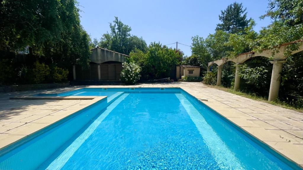 une piscine dans une cour avec une maison dans l'établissement Olaris - Appartement 2 chambres - Terrasse privée & Piscine partagée, à Bras