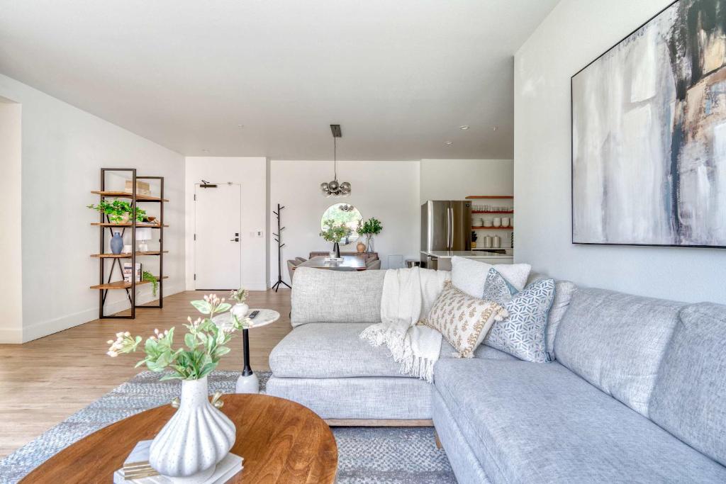 Khu vực ghế ngồi tại N Portland Condo - Walk to Food Bars Music