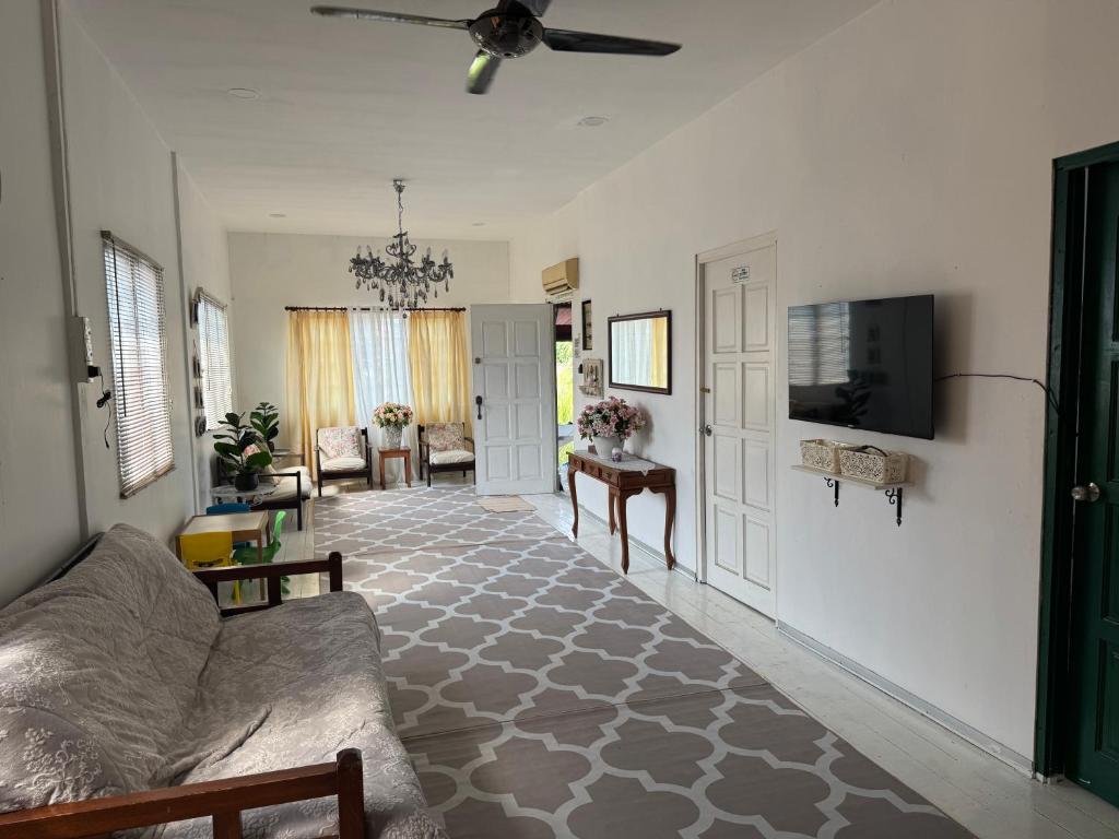Μια τηλεόραση ή/και κέντρο ψυχαγωγίας στο EasyOne Cottage Homestay