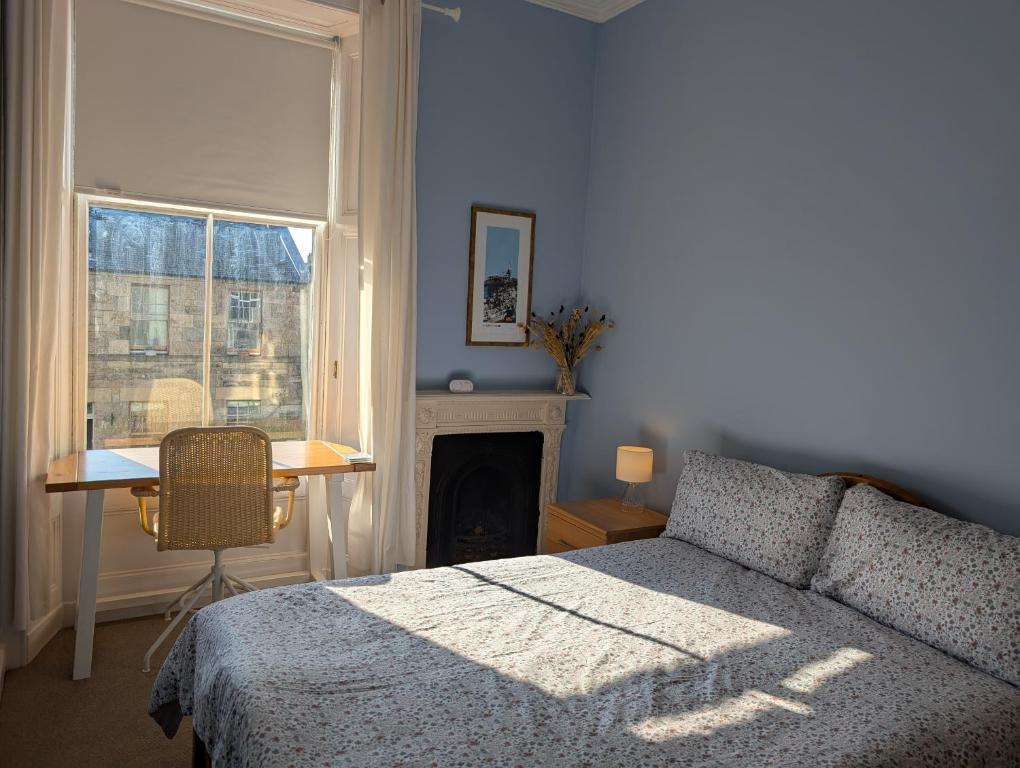 Ένα ή περισσότερα κρεβάτια σε δωμάτιο στο Edinburgh Seaside Apartment