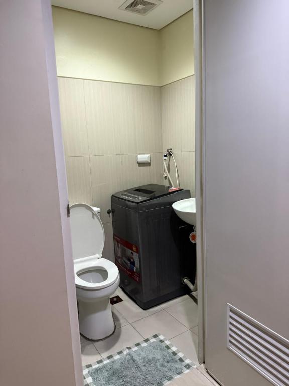 マニラにあるAiza's Place with Two Beds in Shell Residences PASAY near MOA and NAIAのトイレと洗面台のある小さなバスルーム