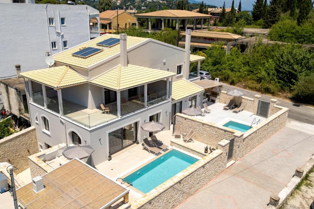 una vista aérea de una casa con piscina en Villa Stella, en Gouvia