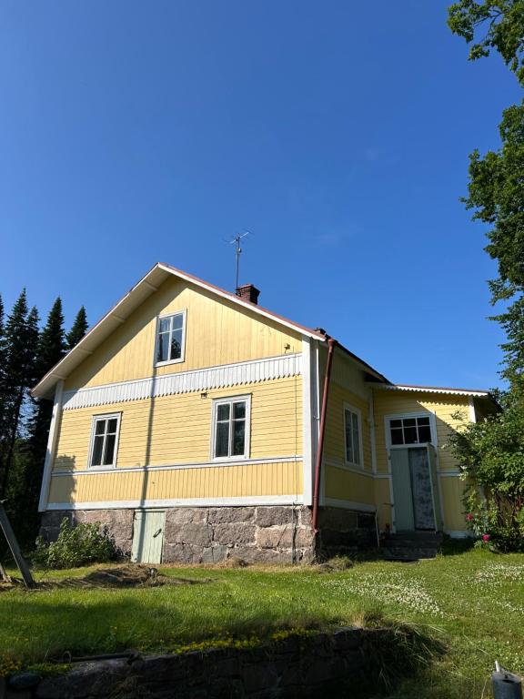a house that is being remodeled at Tunnelmallinen maalaistaloelämys in Vehmaa