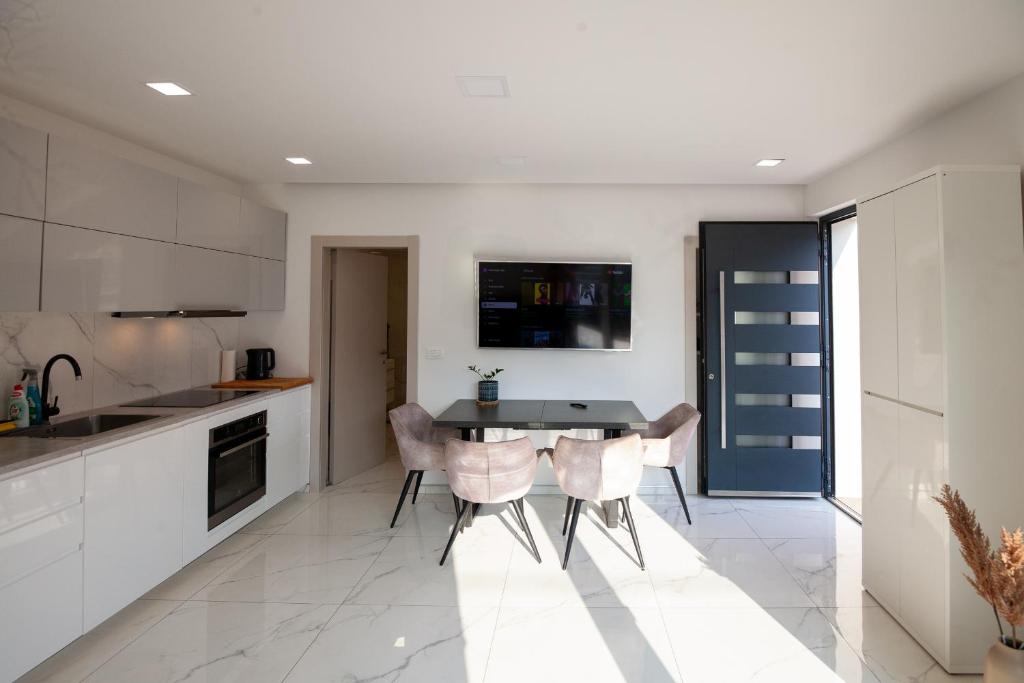 Fotografie z fotogalerie ubytování Modern Grey Harmony Retreat Apartment v destinaci Bertoki