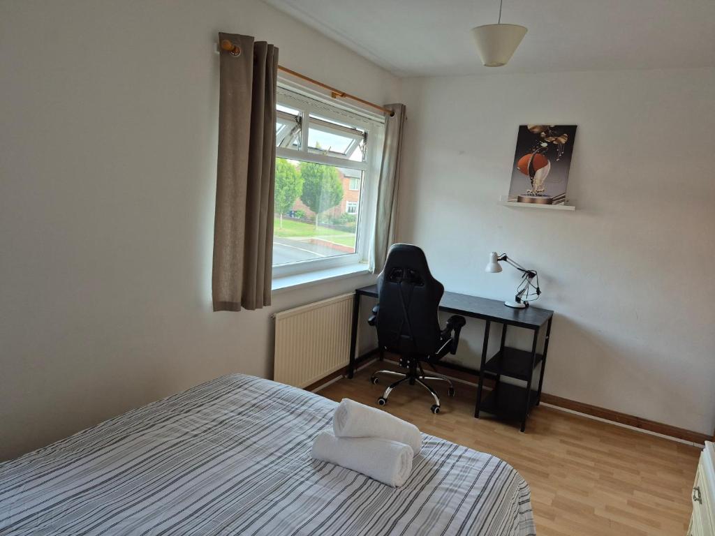 a bedroom with a bed and a desk and a chair at 2 double bedroom house 20mins walk to Durham city centre in Gilesgate