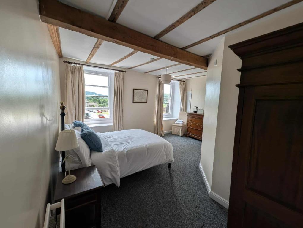 The Kings Arms Hotel في ريث: غرفة نوم بها سرير ونافذة