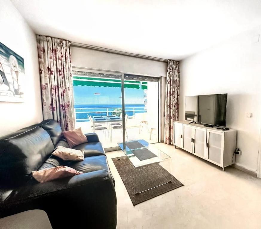 Beachfront Apt with pool & panoramic views