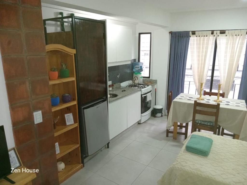 una cucina con un tavolo e una sala da pranzo di Zen house Bs As a Buenos Aires