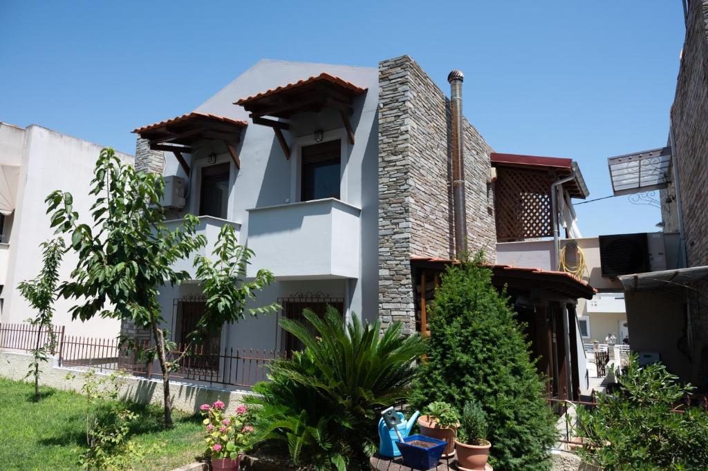 a house in the middle of a yard at Villa Castello in Iraklitsa