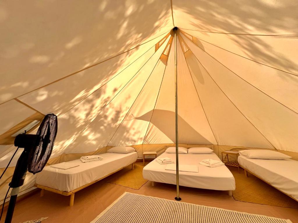 Voodi või voodid majutusasutuse Nirikos Camping toas