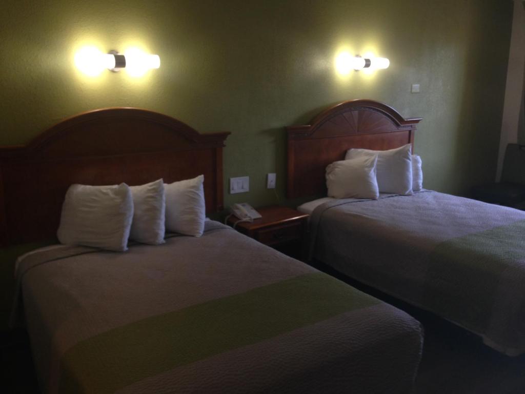 Postel nebo postele na pokoji v ubytování Red Carpet Inn - New Brunswick