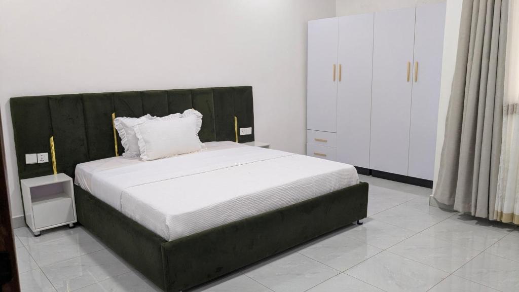 Postel nebo postele na pokoji v ubytování Kigali White home