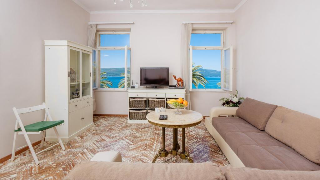 TV a/nebo společenská místnost v ubytování Riva Guesthouse