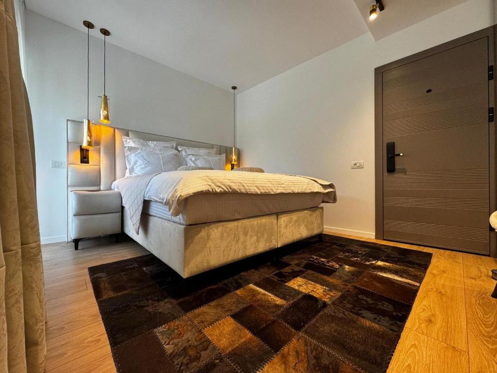 Un pat sau paturi într-o cameră la Billy&Ane Apartments,Rooms