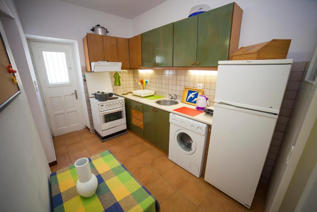 Kuchyň nebo kuchyňský kout v ubytování Family Home PortoKatapola