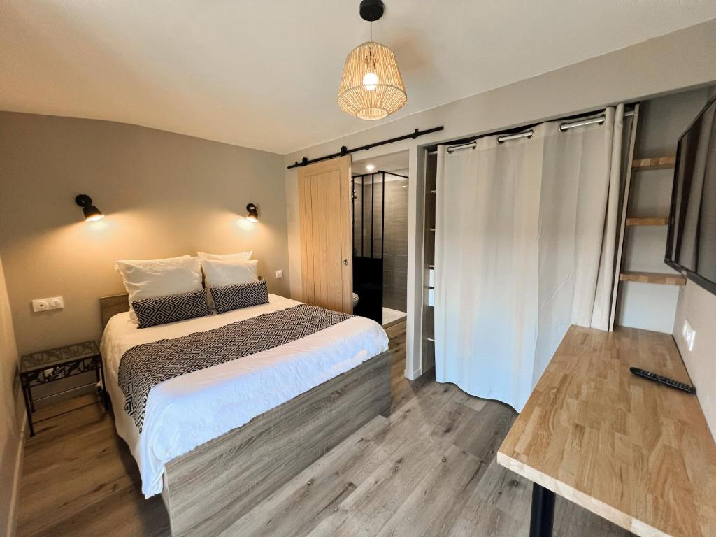 a bedroom with a bed and a television in it at LE 139 carcassonne in Carcassonne