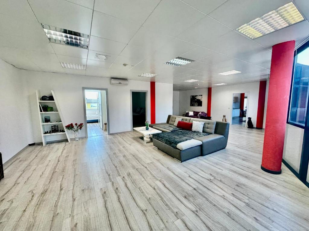 a large living room with a couch and a table at Kobra Apartment für Gruppen perfekt geeignet in Spielberg