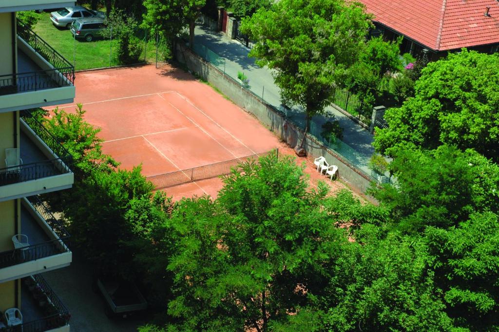 Tenis a/nebo squash v ubytování Hotel Miranda nebo okolí