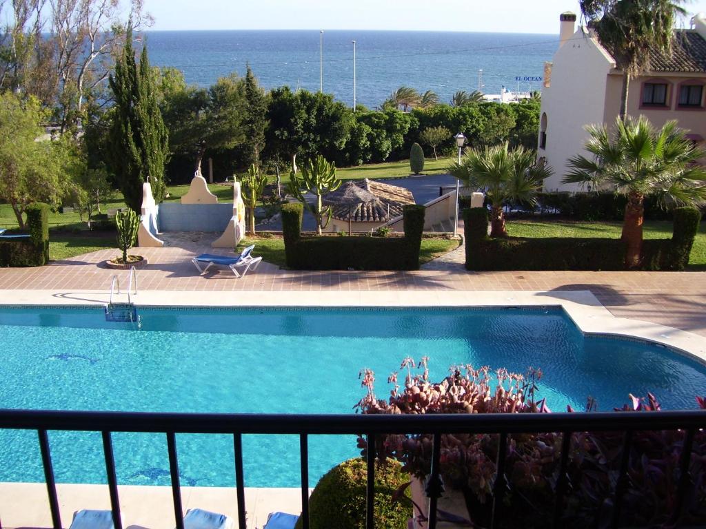 - Balcón con vistas a la piscina en Torreoceano H4, en La Cala de Mijas