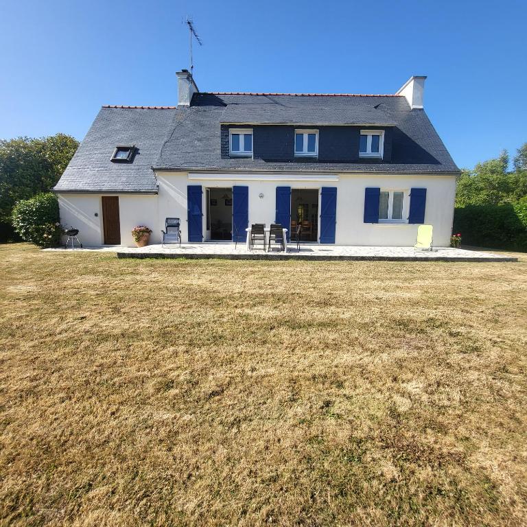 une maison avec une grande cour devant elle dans l'établissement La Familiale de Kerambigorn, à Fouesnant