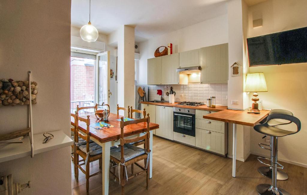 eine Küche mit Tisch und Stühlen in einem Zimmer in der Unterkunft Nice Apartment In Civitanova Marche in Civitanova Marche