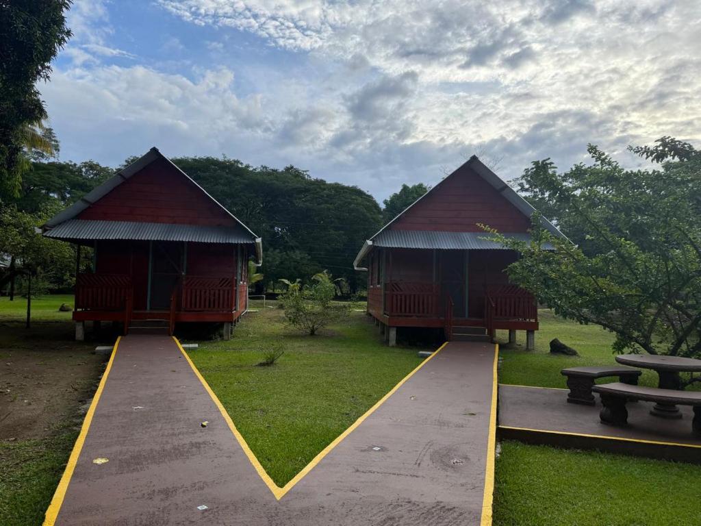 Сад в Cabinas Tortuguero Sports Fishing