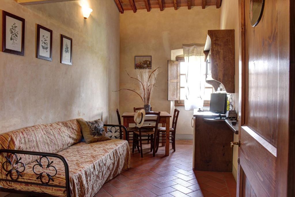 salon z kanapą i stołem w obiekcie Agriturismo Casavecchia w mieście Figline Valdarno