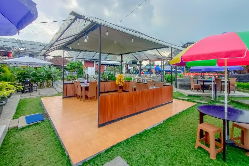 Κήπος έξω από το RedDoorz Syariah at Oemah 85 Purwokerto