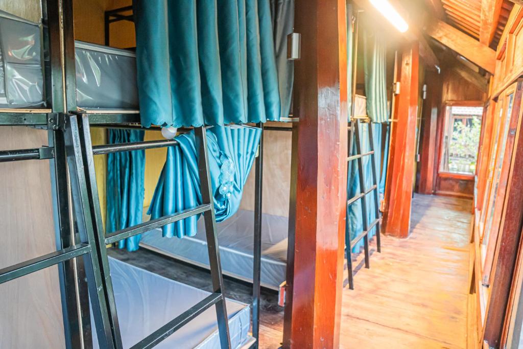 een rij stapelbedden op een trein bij Golden Mountain Hostel Ninh Binh in Xuân Sơn
