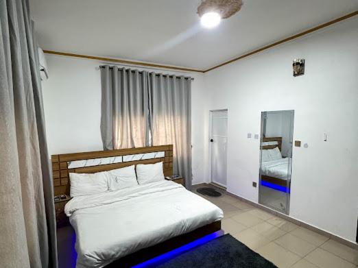 A bed or beds in a room at DEE OS' Hotel