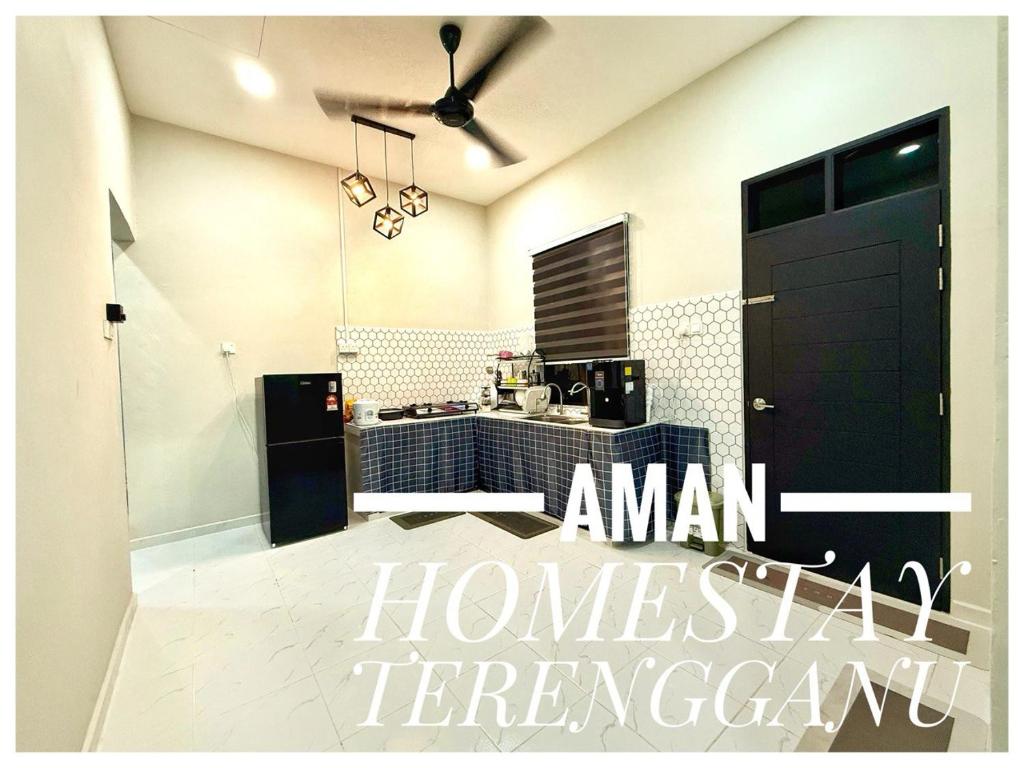 マランにあるAman Homestay, Marangの黒いドア付きのキッチン