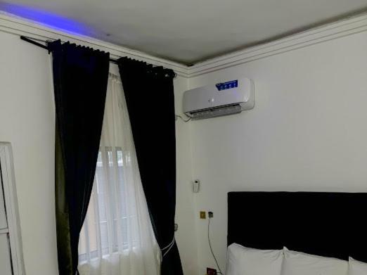 Kama o mga kama sa kuwarto sa Dee OS' Hotel