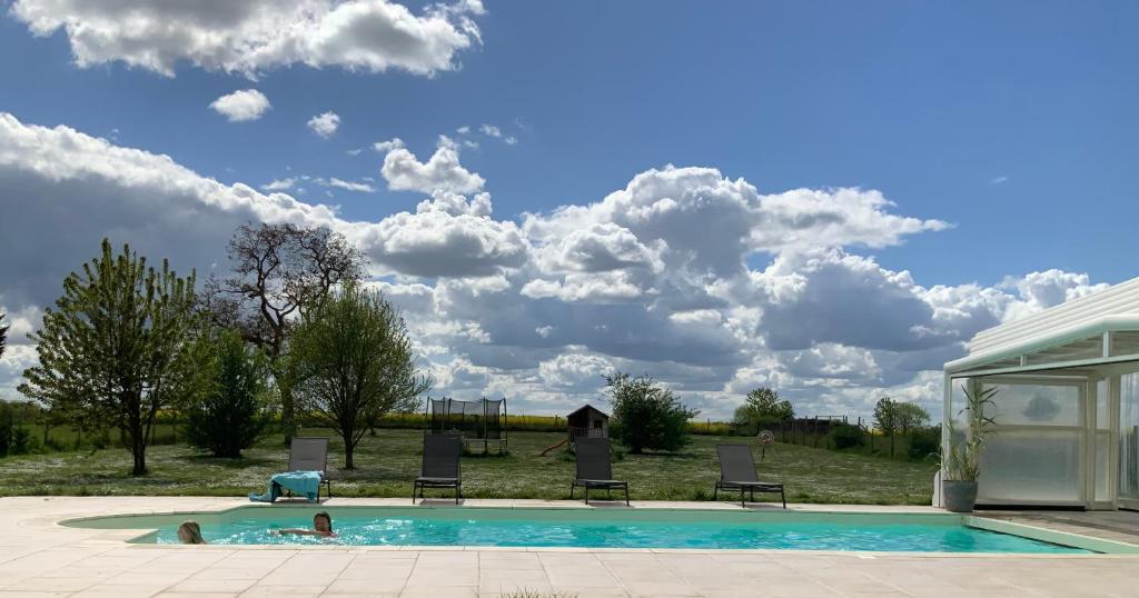 eine Person, die in einem Pool schwimmt in der Unterkunft Piscine chauffée Villa mouettes de Loire in Maslives