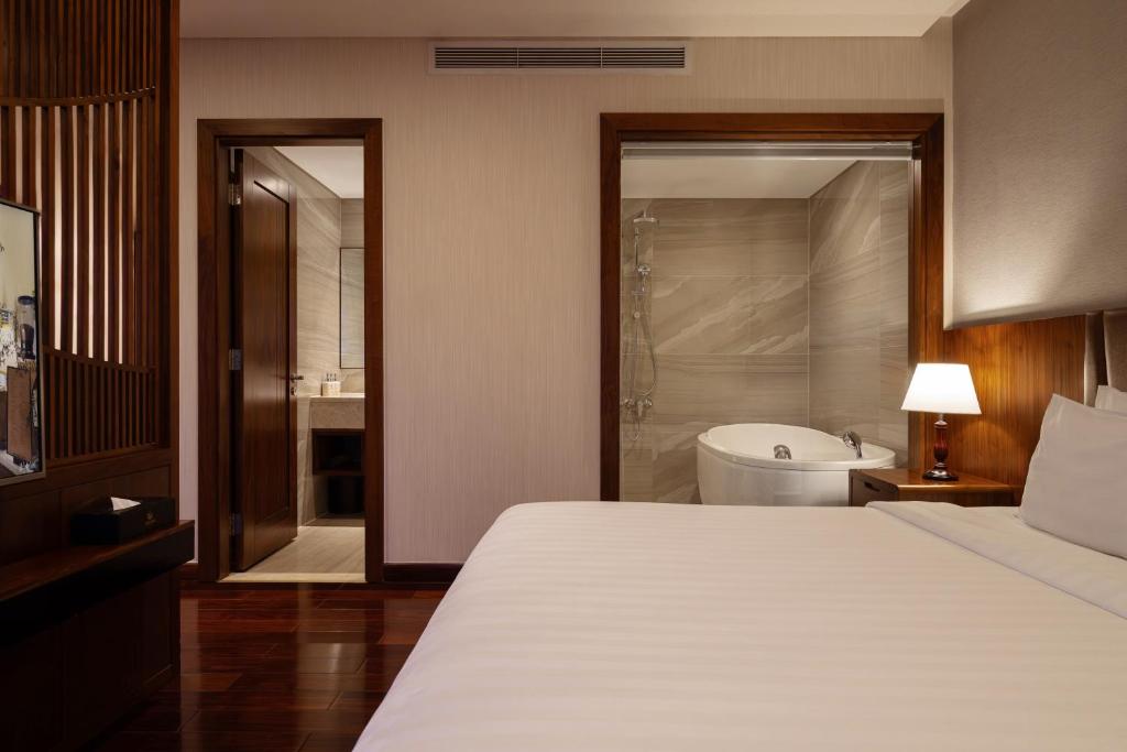 Phòng Suite Giường Đôi/2 Giường Đơn Với Bể Jacuzzi Và Tầm Nhìn Ra Thành Phố