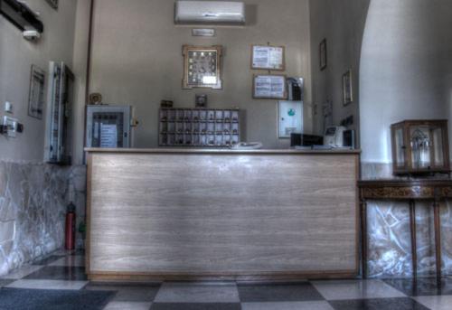 drewniany bar w pokoju z ladą w obiekcie Hotel Silverado w mieście Aversa