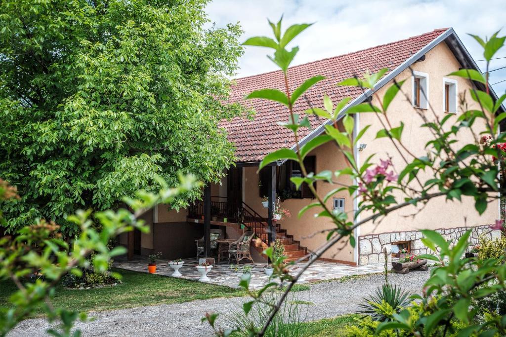 a view of a house from the garden at Apartment Tomašević in Slunj