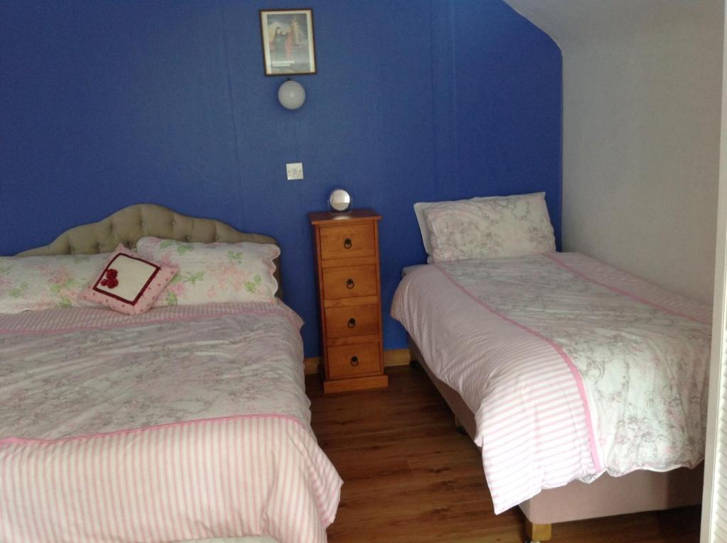 Postel nebo postele na pokoji v ubytování Divine Mercy B&B