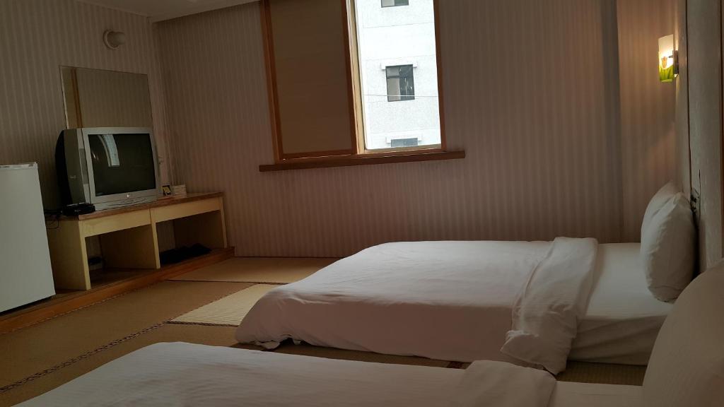 TV a/nebo společenská místnost v ubytování Empire Hotel