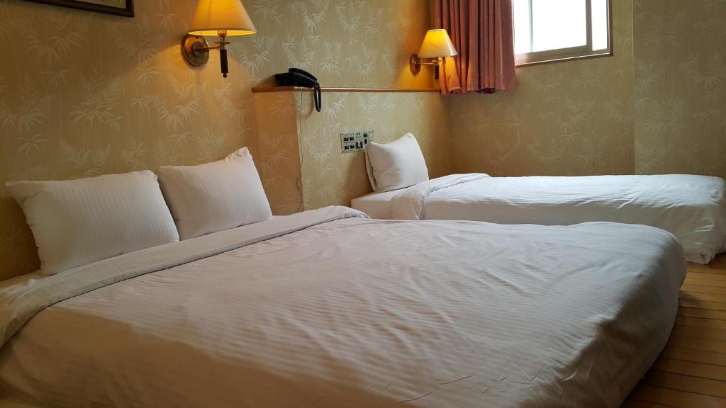 Postel nebo postele na pokoji v ubytování Empire Hotel