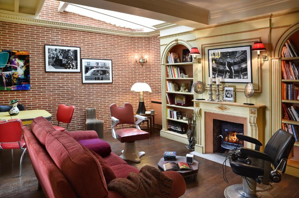 a living room with a couch and a fireplace at La maison des 4 chats in Trouville-sur-Mer