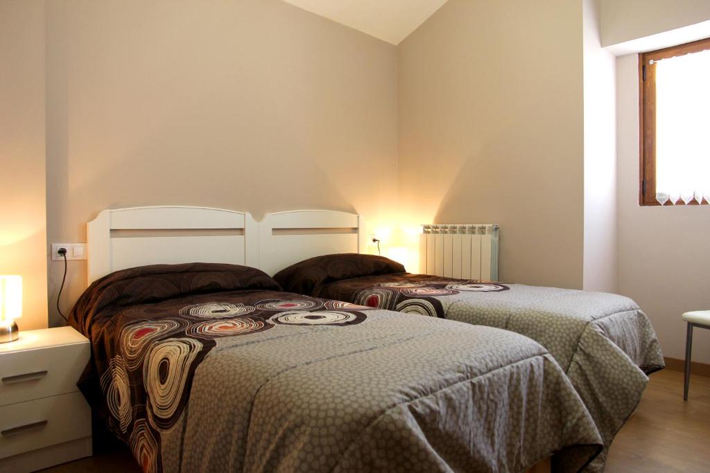 a bedroom with two beds in a room at Casa Rural Primorena Txiki in Linzoáin