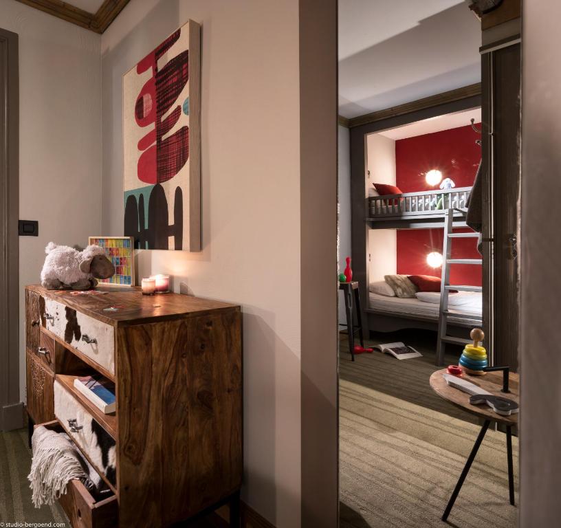 Кровать или кровати в номере Hôtel Village Montana by Les Etincelles