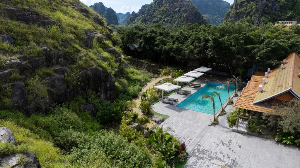 una vista aérea de una montaña con piscina en Trang An River Sunshine, en Ninh Binh