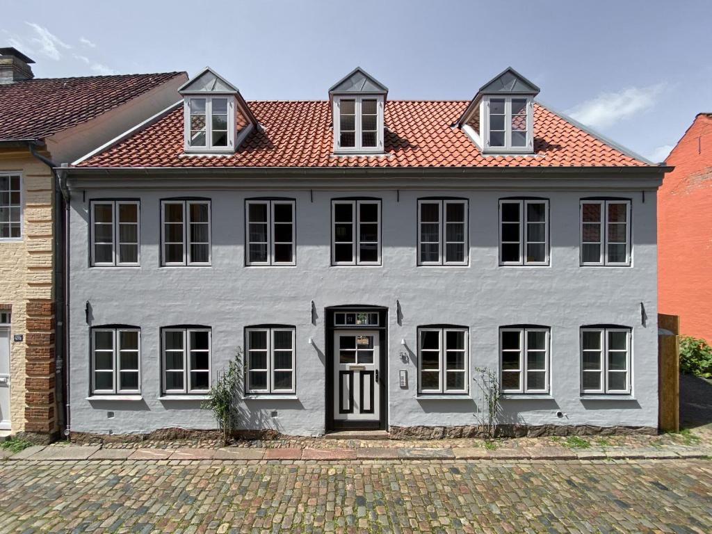 a white house with a red roof at Ferienwohnung 4, Schlaf-Gut-Johannis, Flensburg in Flensburg
