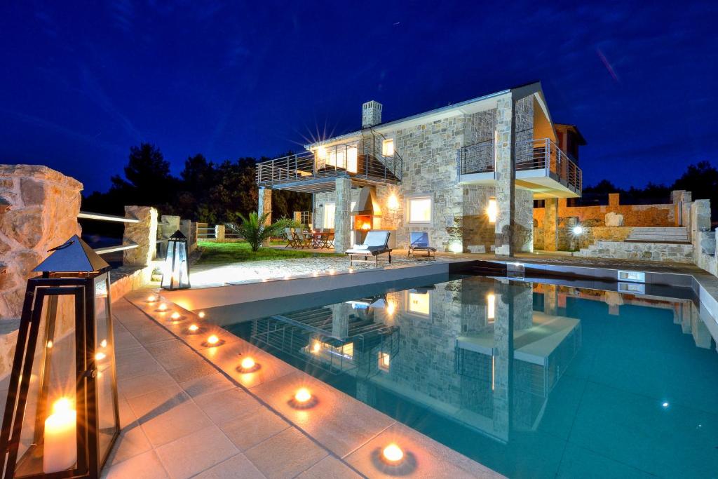 Πισίνα στο ή κοντά στο Amazing Villa Ele
