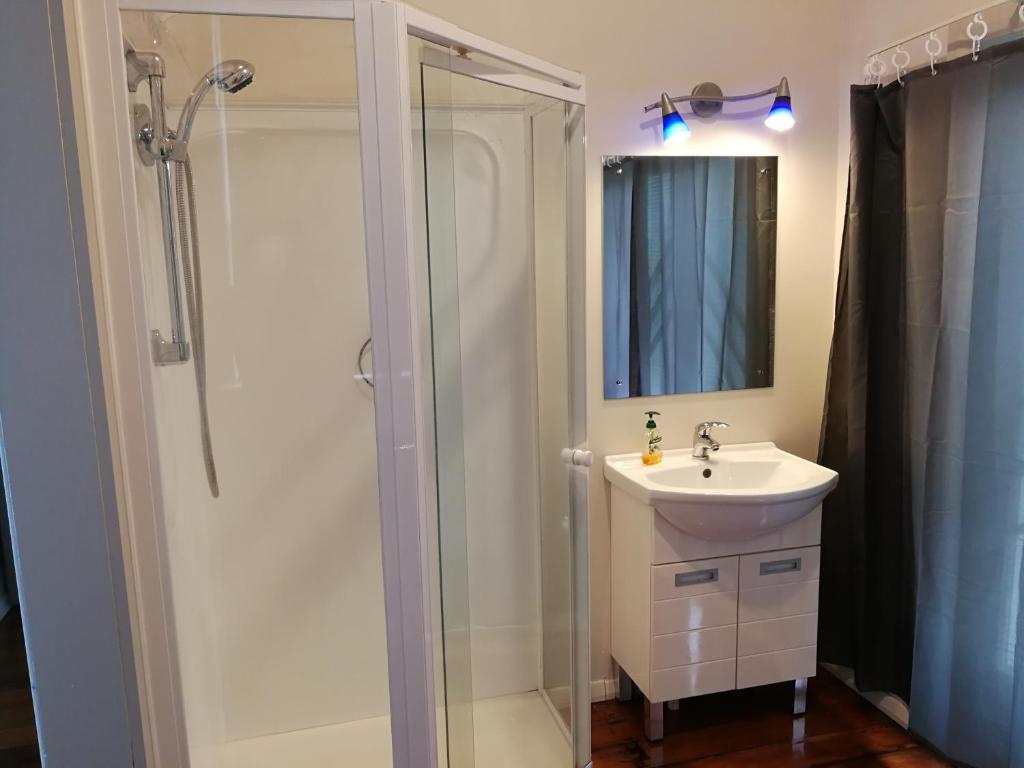 Central Spacious House With Backyard And Patio - Resim 7