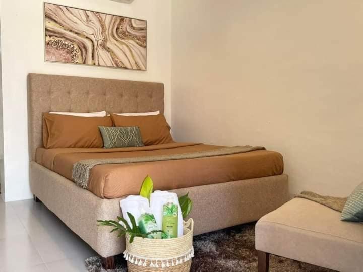 パングラオにあるBalai Alona - Deluxe Roomの寝室のベッドとタオルの入ったバスケット
