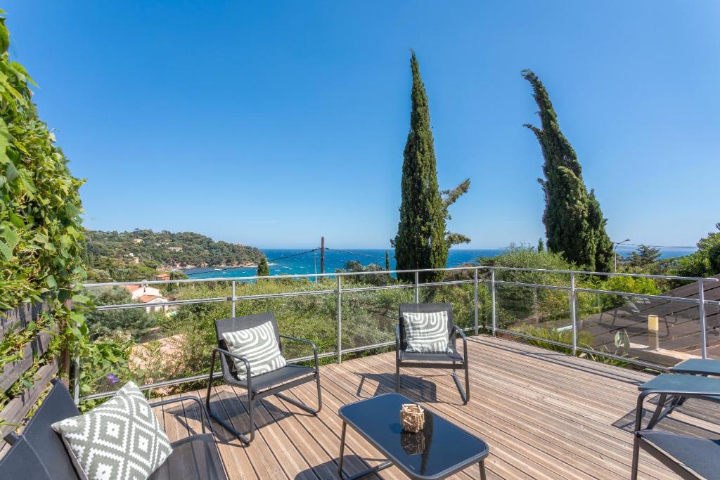 d'une terrasse avec des chaises et une vue sur l'océan. dans l'établissement La Dolce Vita, à Rayol-Canadel-sur-Mer